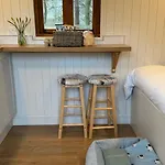 Роскошный шатер Little Orchard Retreats *